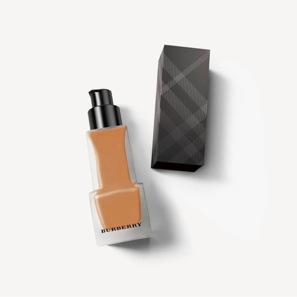 Burberry Matte Glow Liquid Foundation 100 Deep Neutral.